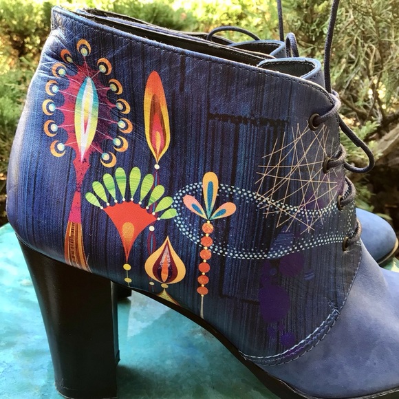 ICON (8M) WOMEN’S  Lace-upLeather Suede booties, Art design accent, Pre-owned. - Picture 2 of 10